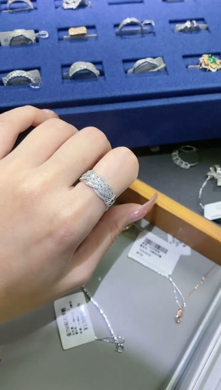 【闪购商品】钻石·18K金镶嵌麻花戒指hgt