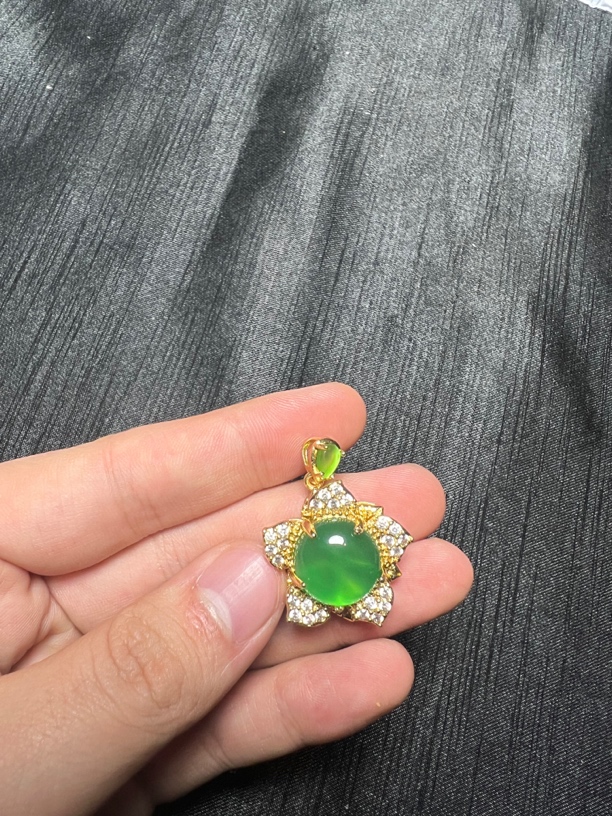 绿色玉髓可转动镶嵌挂件