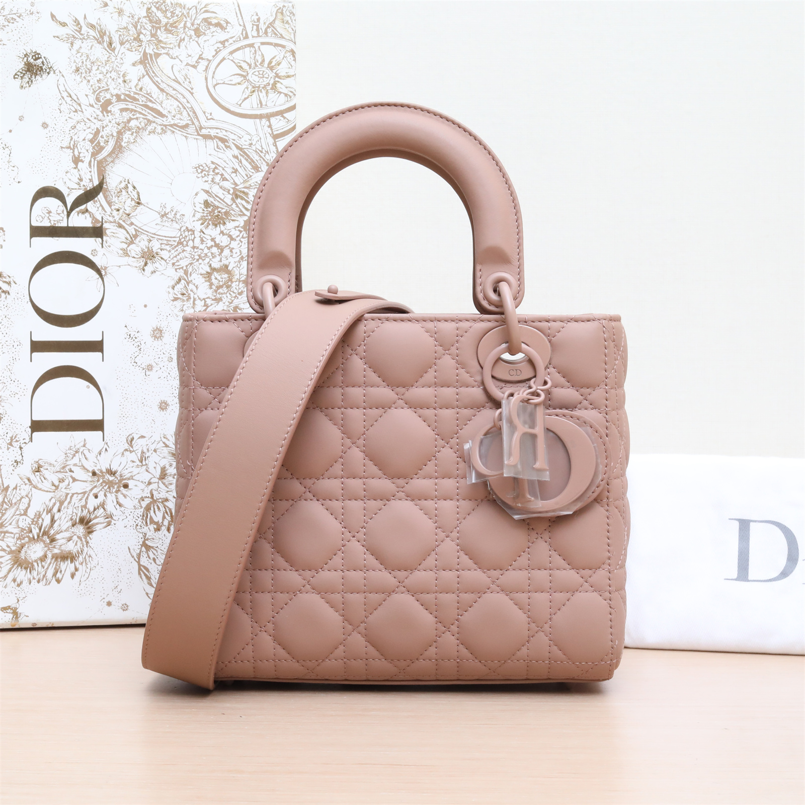 99新  久久-100 Lady Dior 戴妃包 四格 豆沙粉 皮革C 磨砂扣