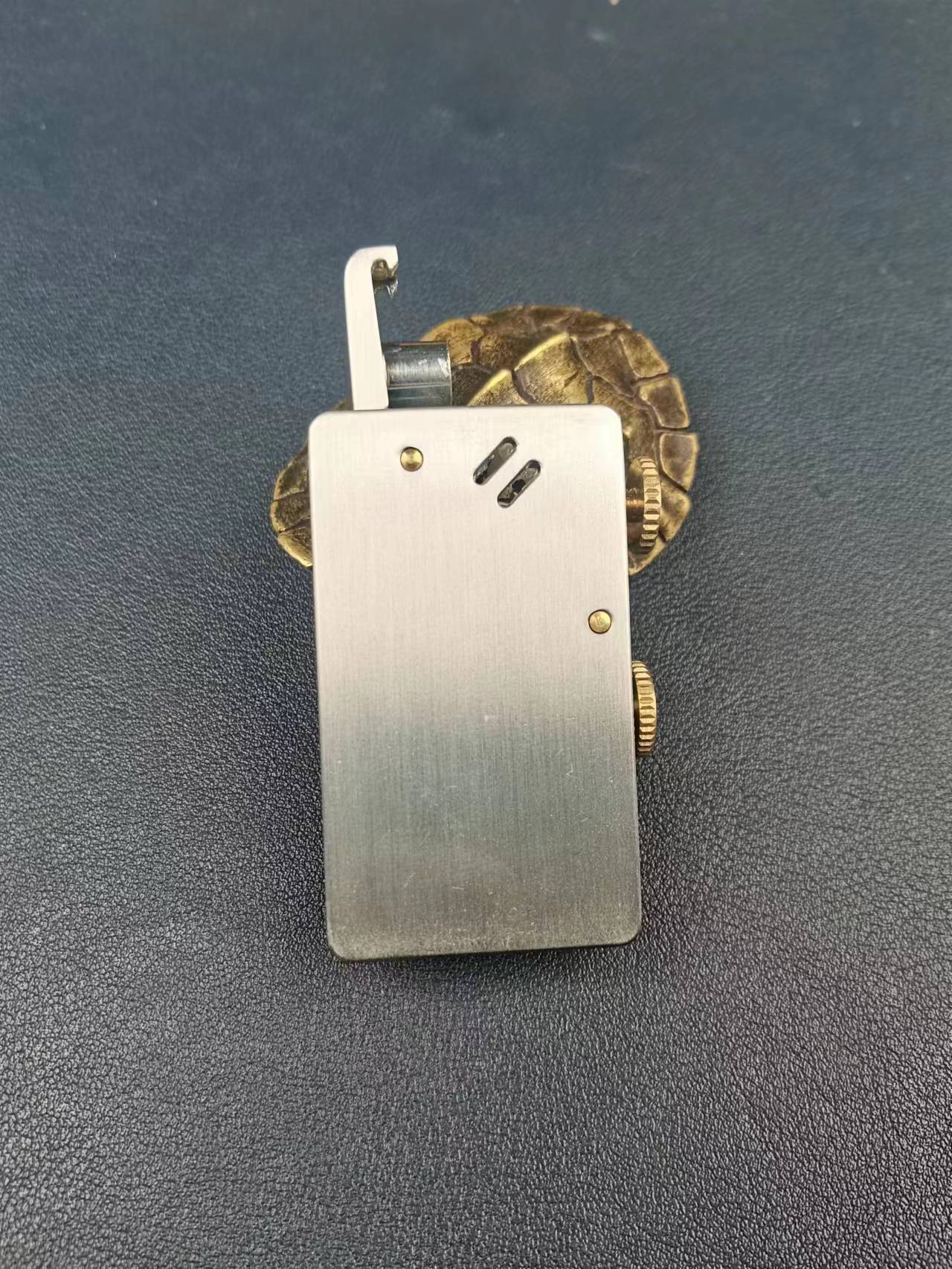 带 银色弹射  火机
