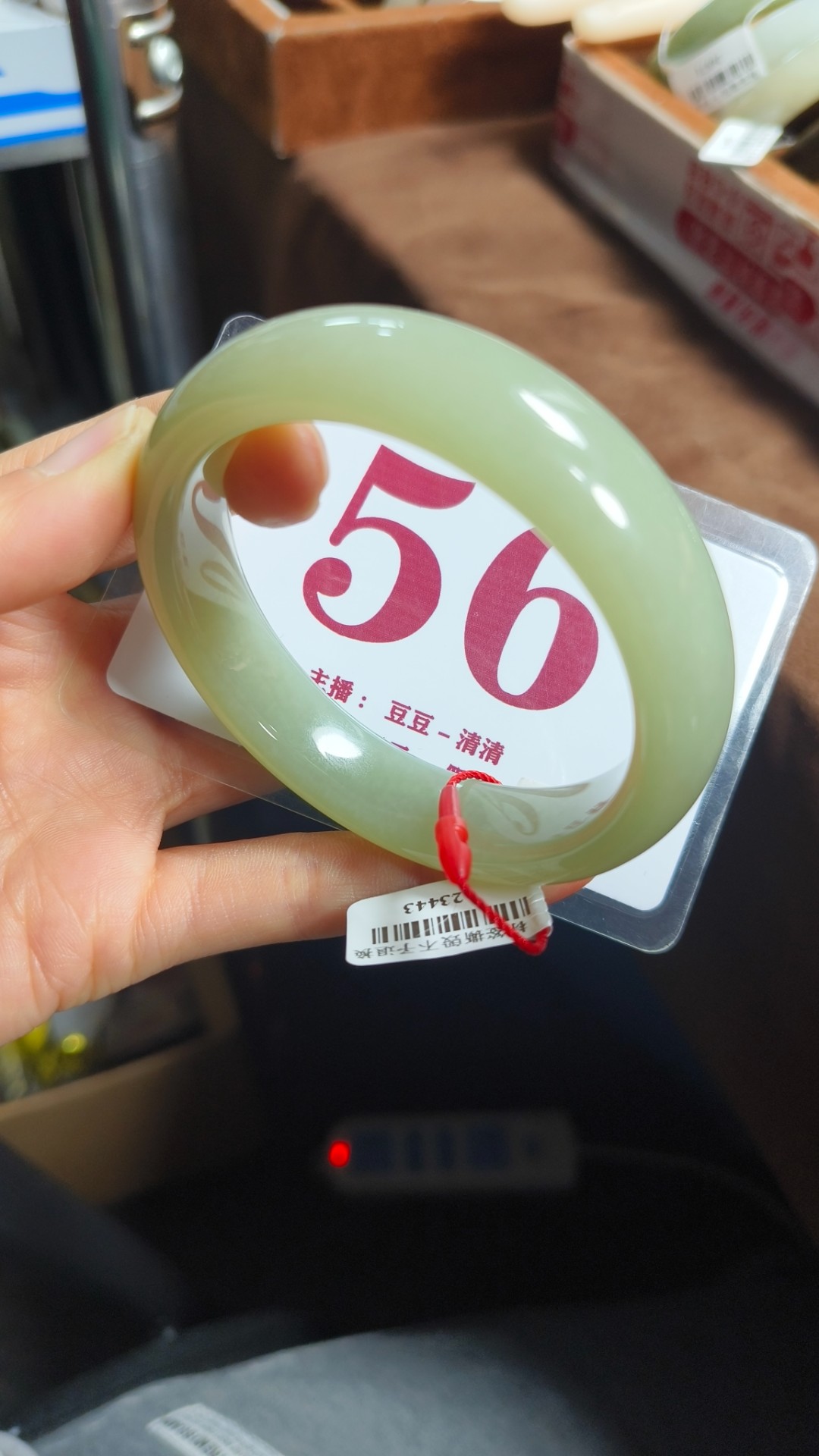 天然和田玉手镯微色差 有纹