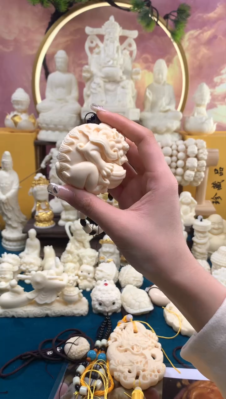 【闪购商品】象牙果根雕新款貔貅抱球