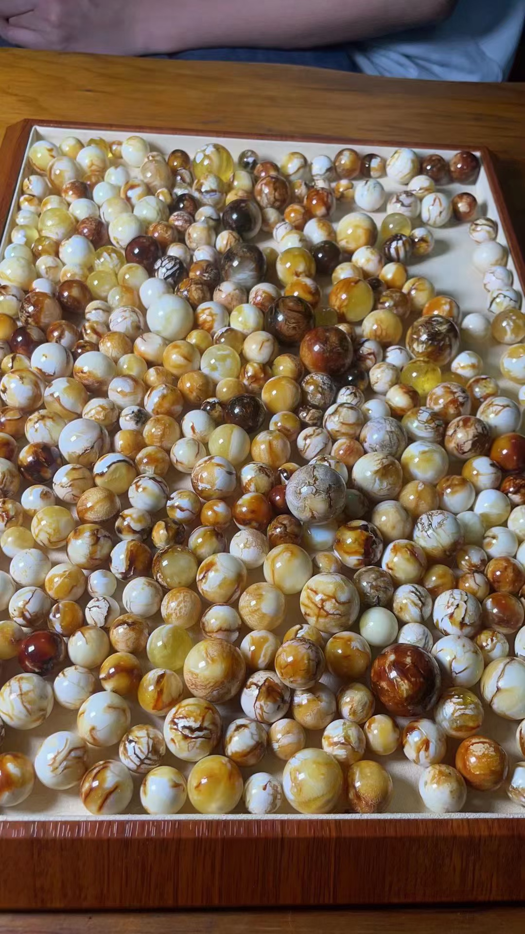 天然原矿沁色蜜蜡珠子