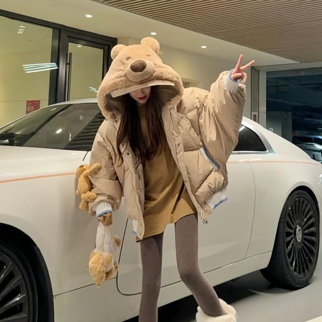 波司豋白鸭绒韩系慵懒风连帽小熊羽绒服外套女玩偶拼接