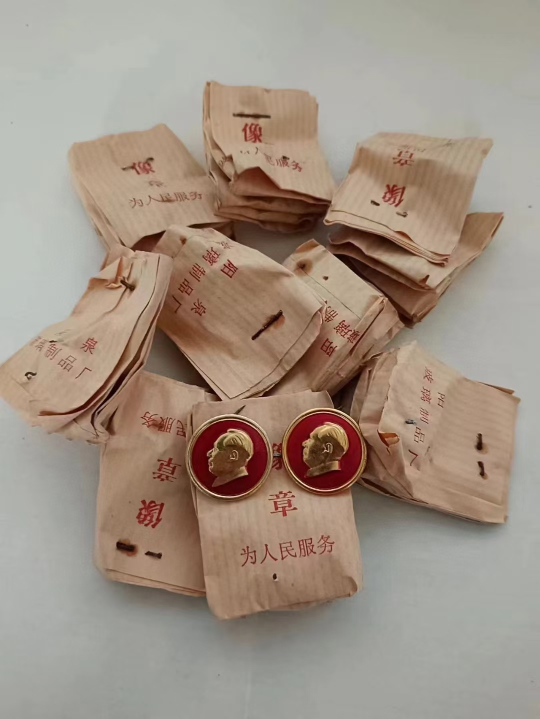 文革原包装像章，单枚尺寸2.2厘米，库存全美品，枚枚包老！