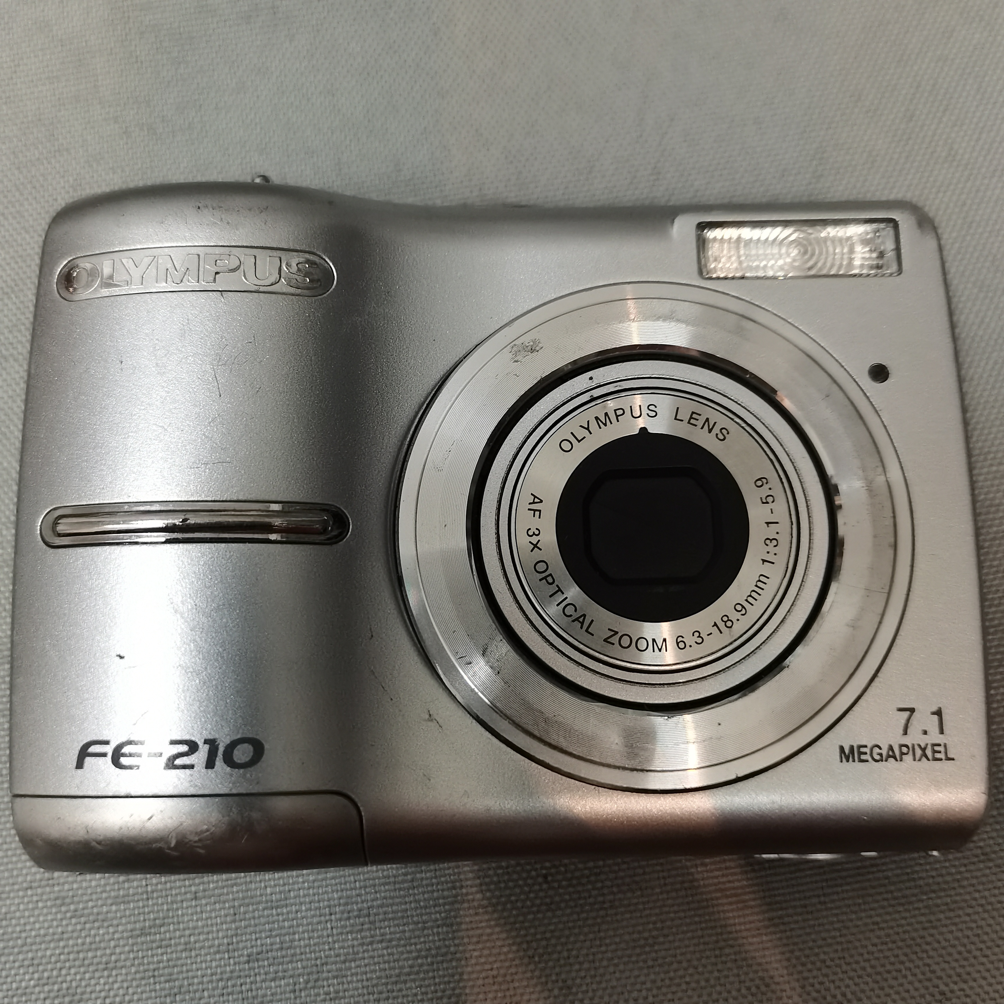 奥林巴斯FE-210ccd，710万像素3倍光学变焦自备两节五号电池和XD卡