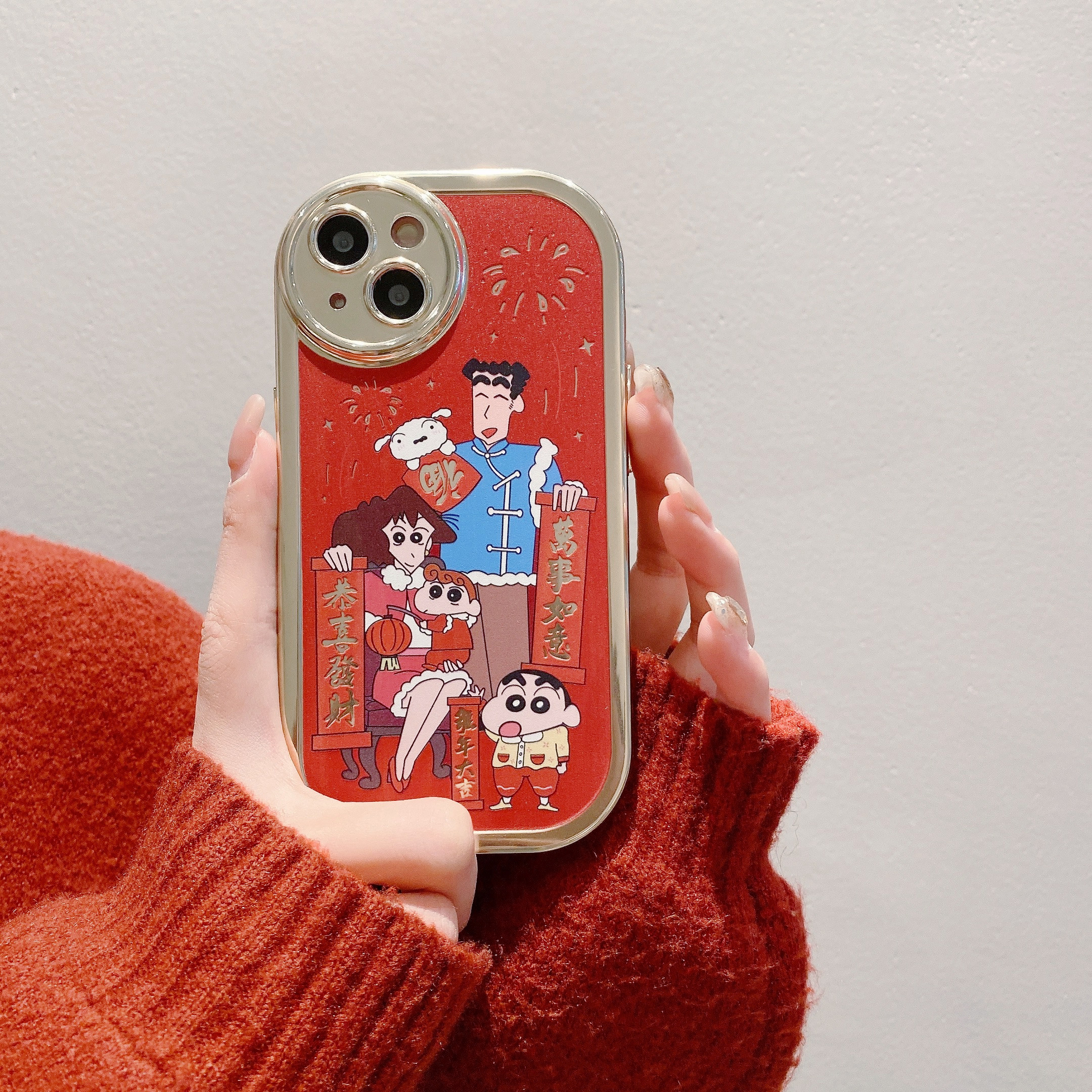【苹果】iPhone15/14pro/13防摔电镀小新一家贺新年女新款手机壳