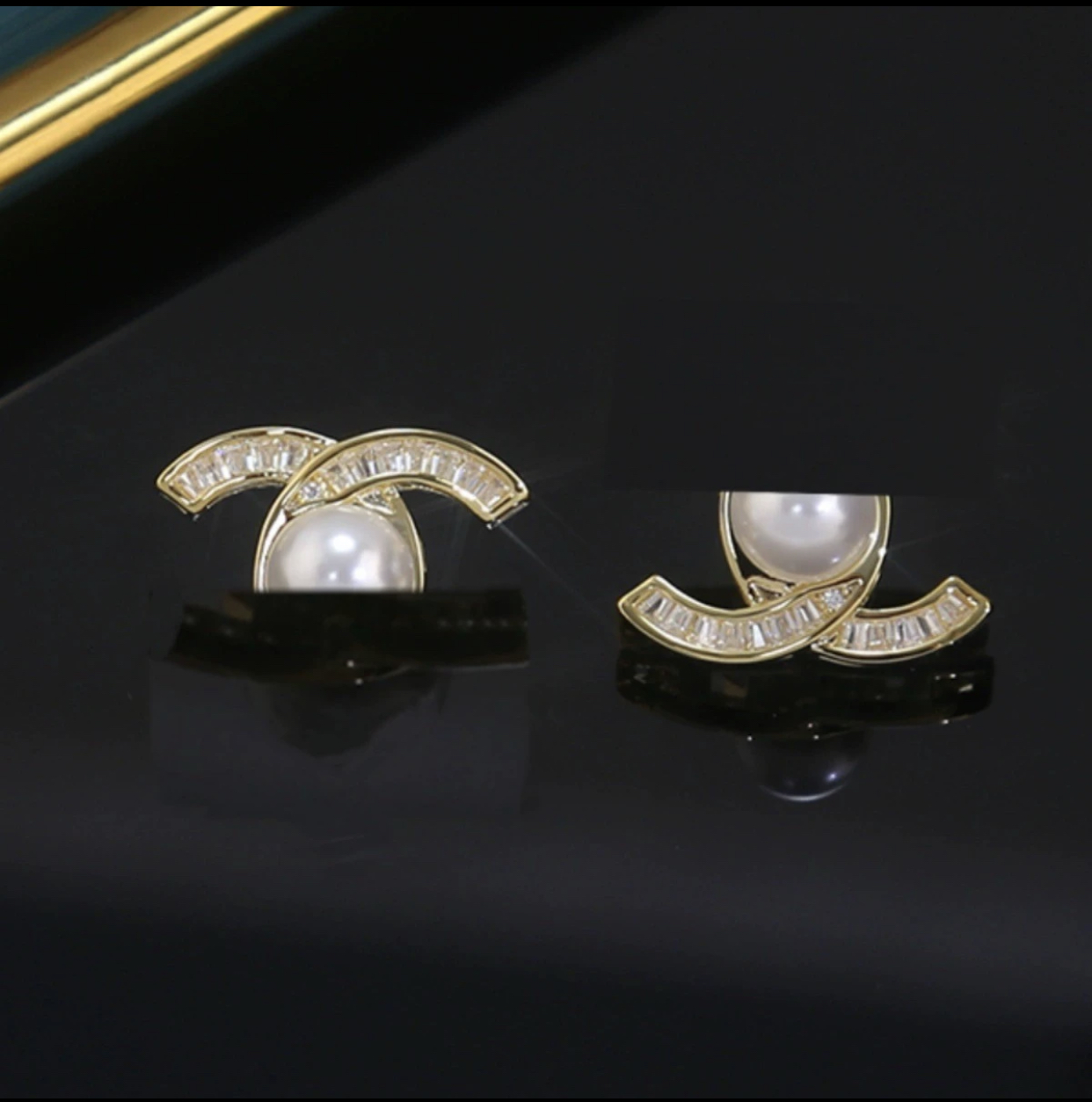 铜合金仿珍珠耳饰 轻奢字母设计款小香风珠珠耳环Y304