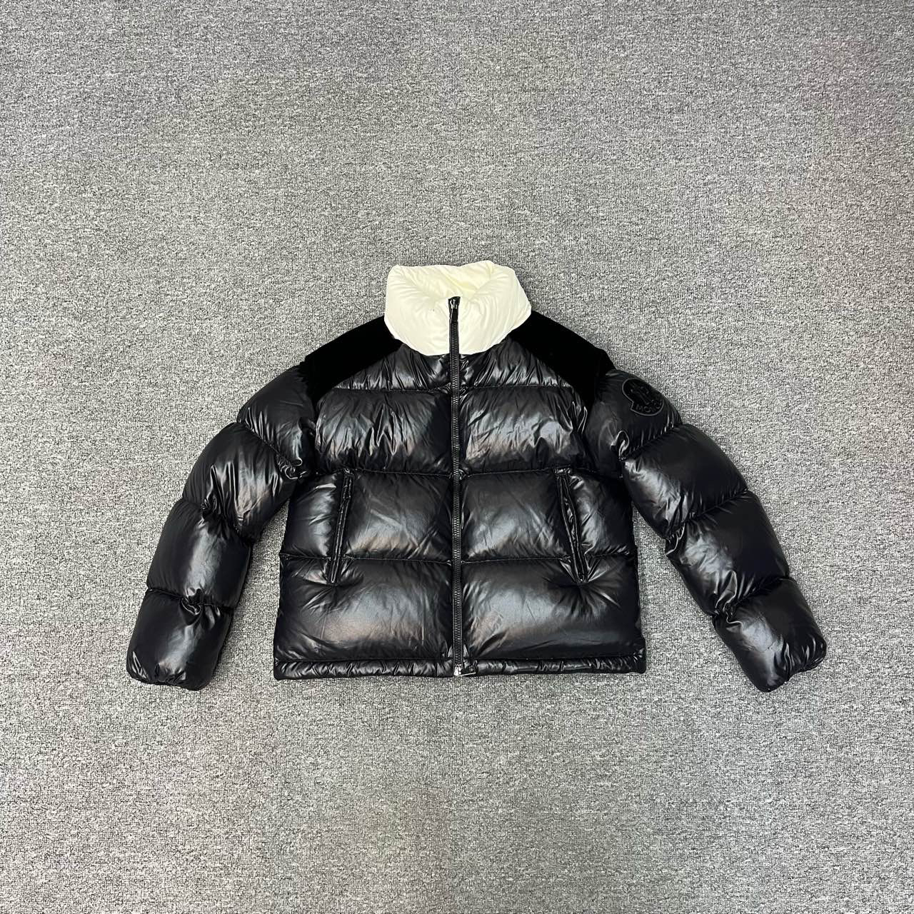 Moncler 蒙口黑色亮面背后logo羽绒服 工价2w 00码成色99新