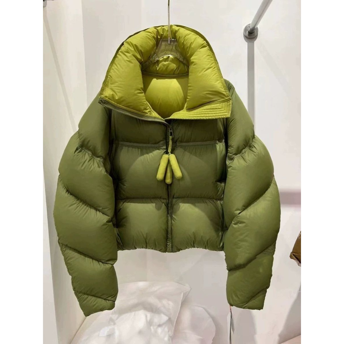 波司澄白鹅绒羽绒服女冬新款牛油果拼色短款立领泡芙加厚保暖面包
