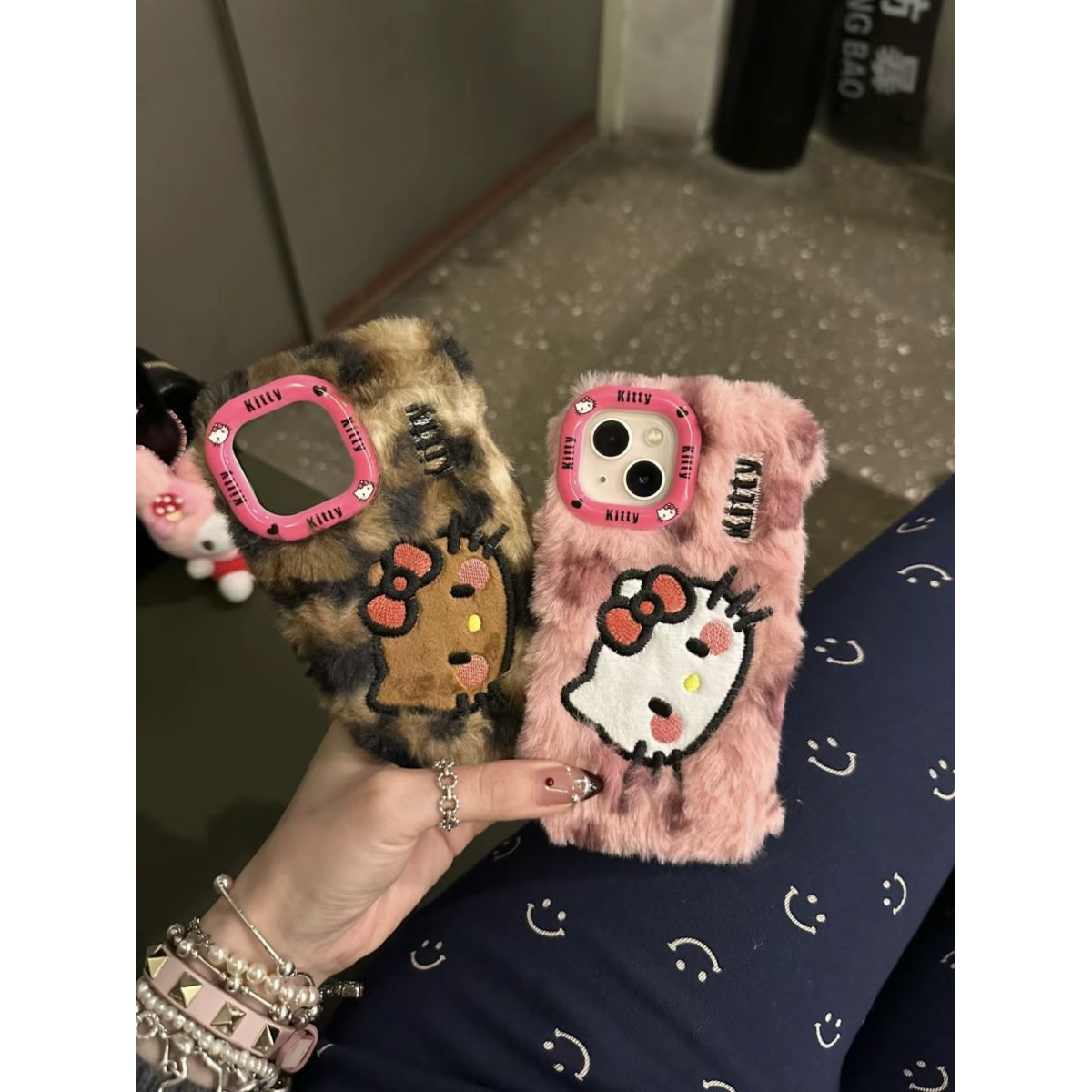 毛绒豹纹横版kt猫适用苹果15手机壳iPhone13新款14promax软12女11