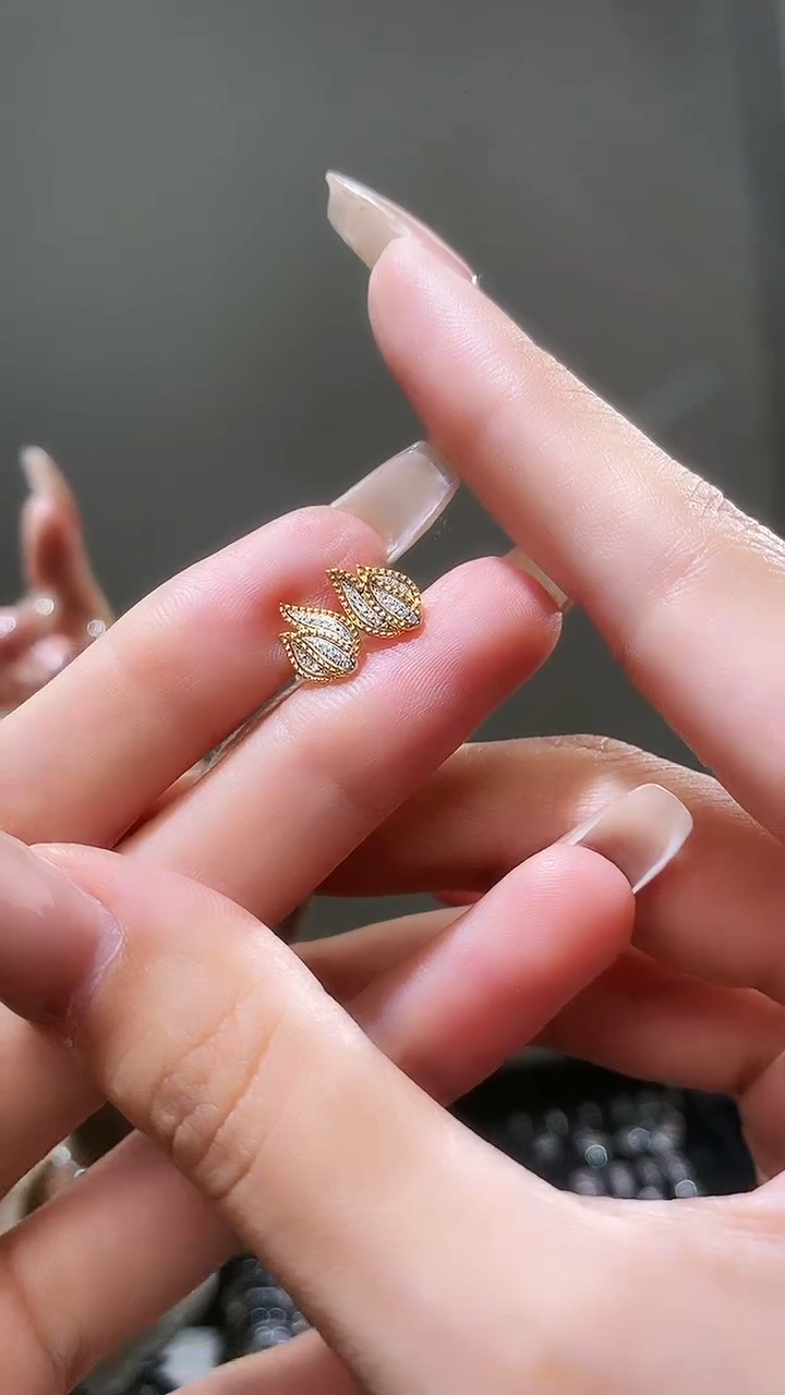 【闪购商品】钻石耳饰18K金镶嵌钻石耳钉