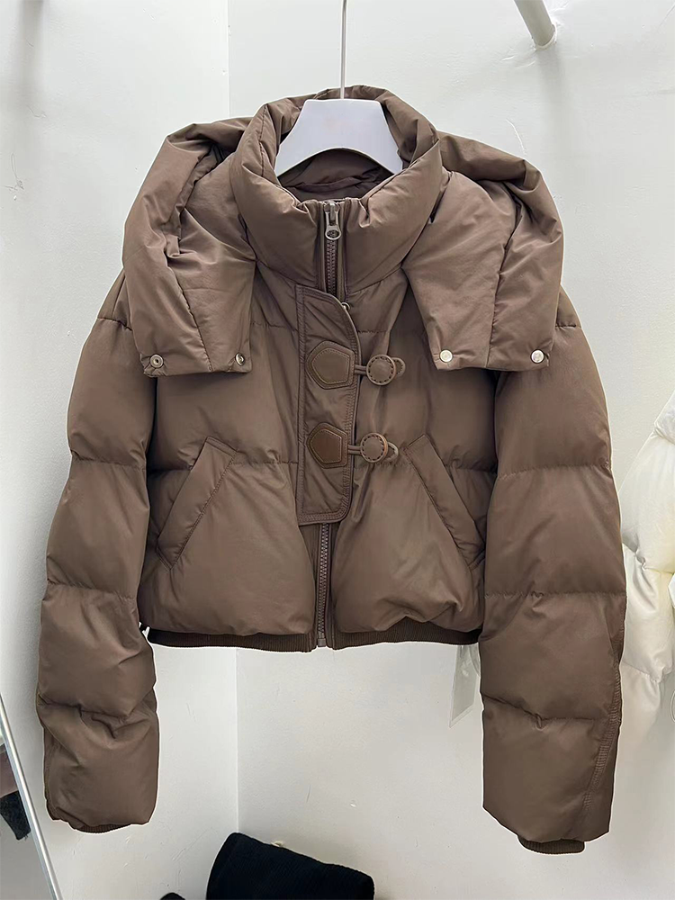 艾菜依羽绒服小个子短款女连帽皮扣上衣2023冬季减龄白保暖外套
