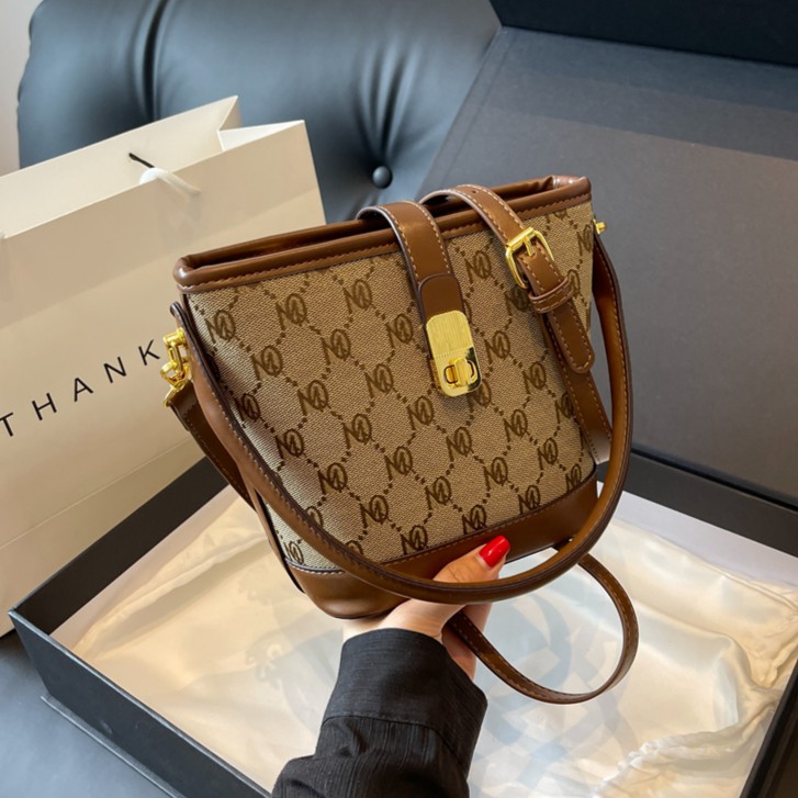 包包女款爆款2023秋冬新款时尚百搭手提水桶包小众设计单肩斜挎包