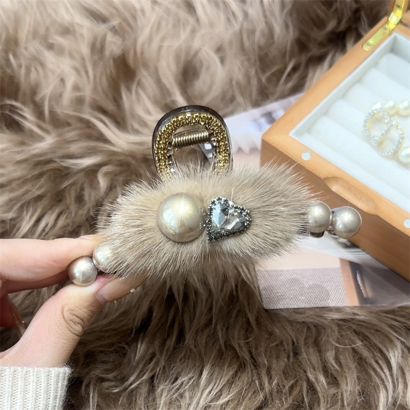 韩版爱心珠钻毛毛抓夹女后脑勺盘发发卡气质半扎发发夹秋冬鲨鱼夹