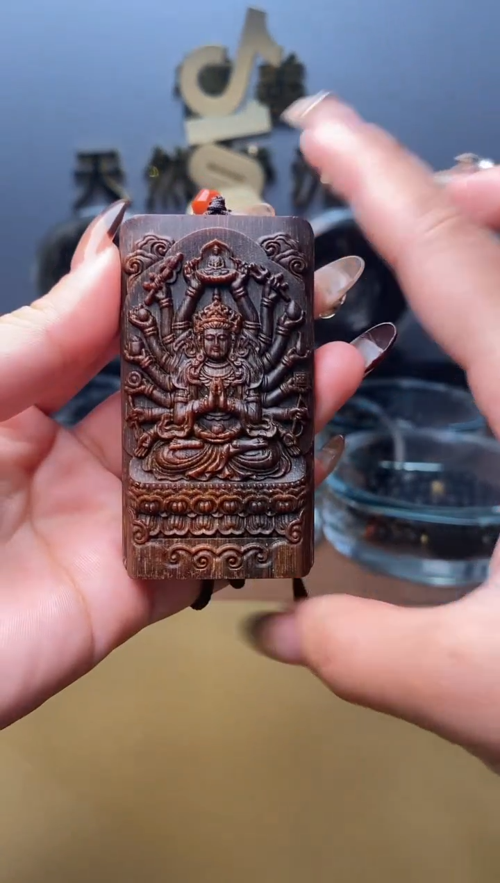 【闪购商品】沉香吊坠芽庄老白棋精雕千手牌子HH