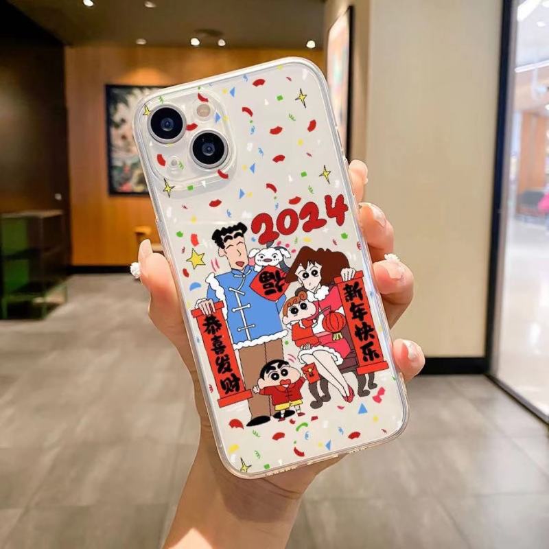2024新年快乐苹果13手机壳iPhone14pro恭喜发财15蜡笔小新max新款