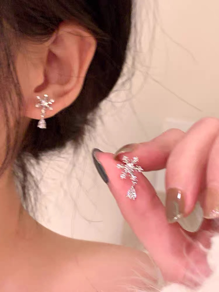 铜合金耳饰 秋冬ins雪花小众设计轻奢秋冬时尚高级感耳环耳饰耳钉