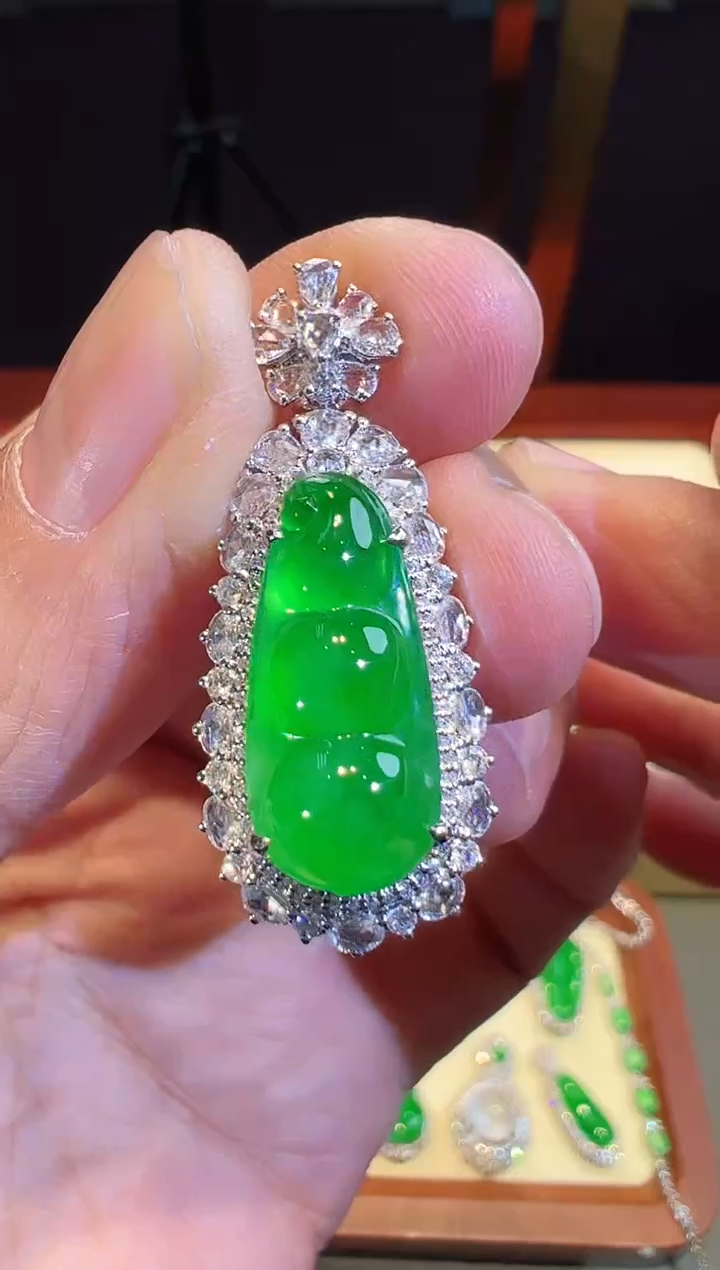 【闪购商品】翡翠吊坠(不含链)18K金镶嵌阳绿豆子