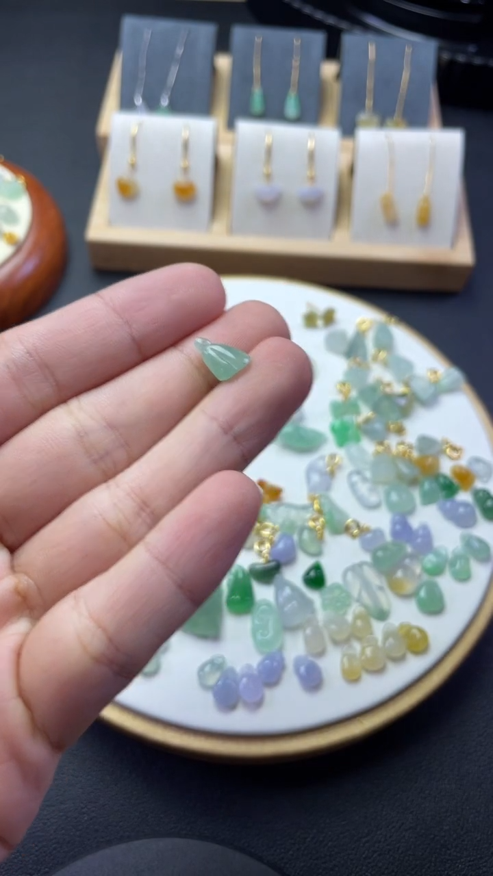 【闪购商品】翡翠裸石未镶嵌莲蓬一个  送扣头  P112