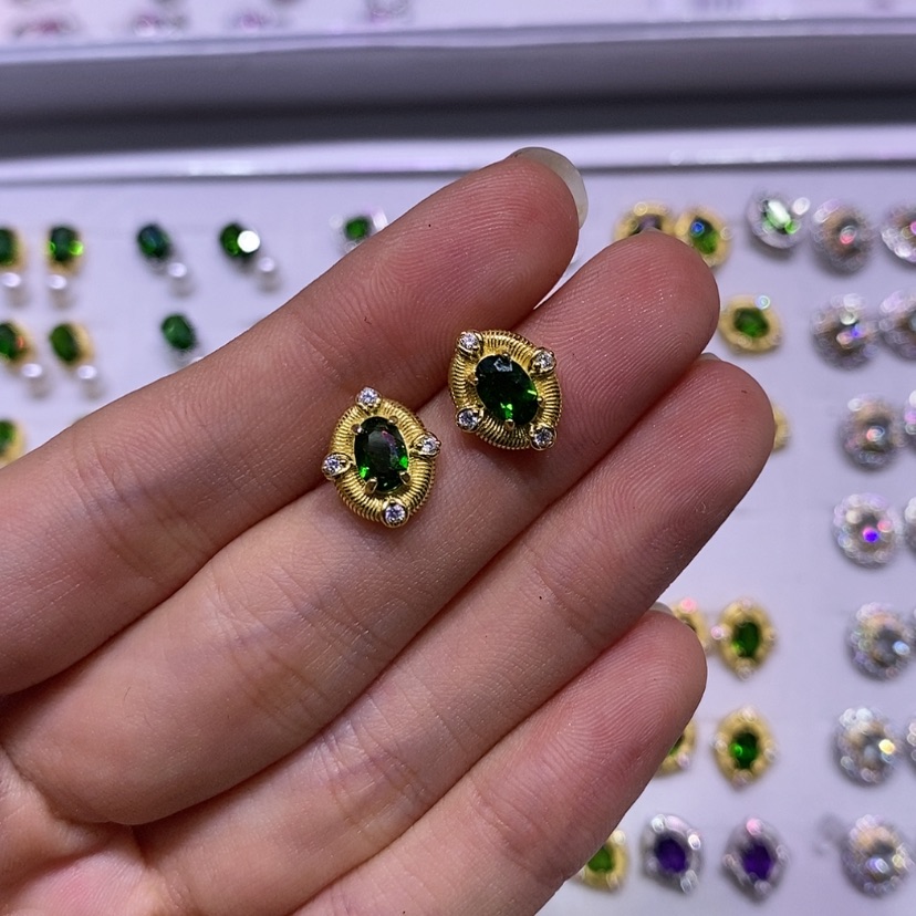 【闪购商品】透辉石耳钉银S925镶嵌不含证书