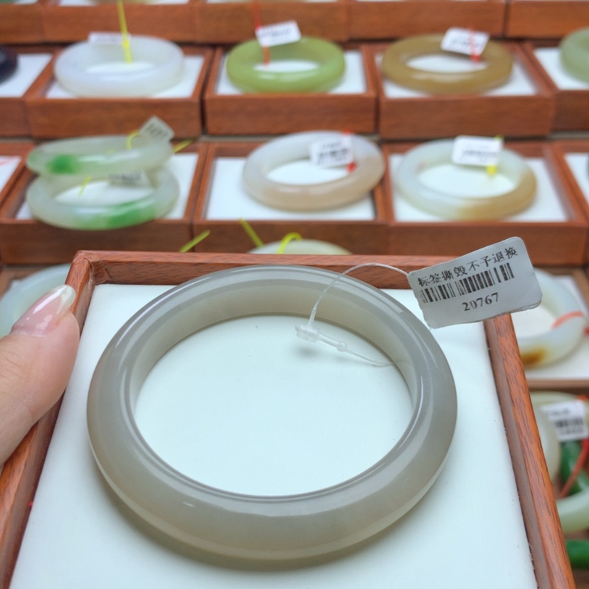 【闪购商品】和田玉手镯未镶嵌L***a55+