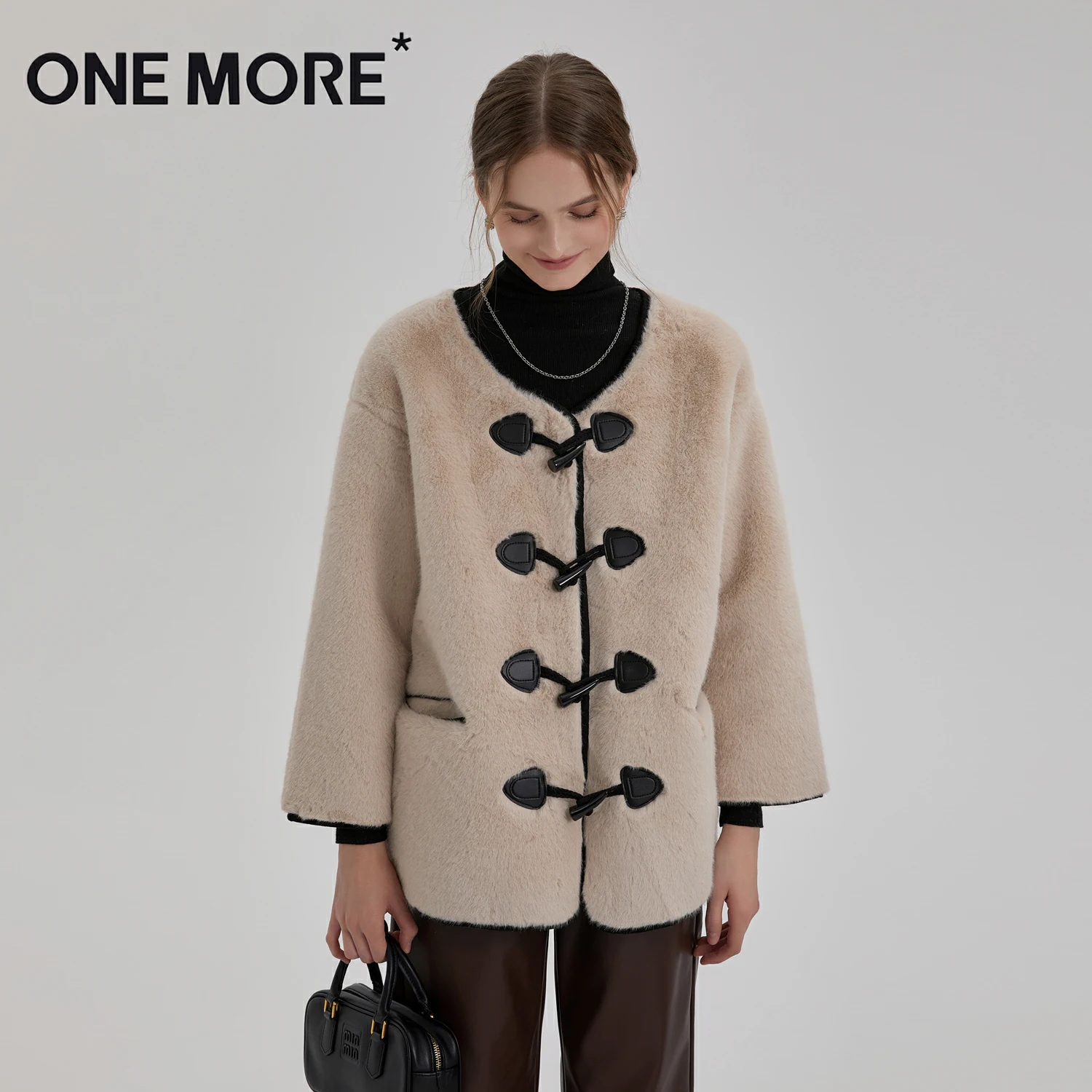 ONE MORE*2024新款撞色牛角扣毛毛外套A1DA3370K12