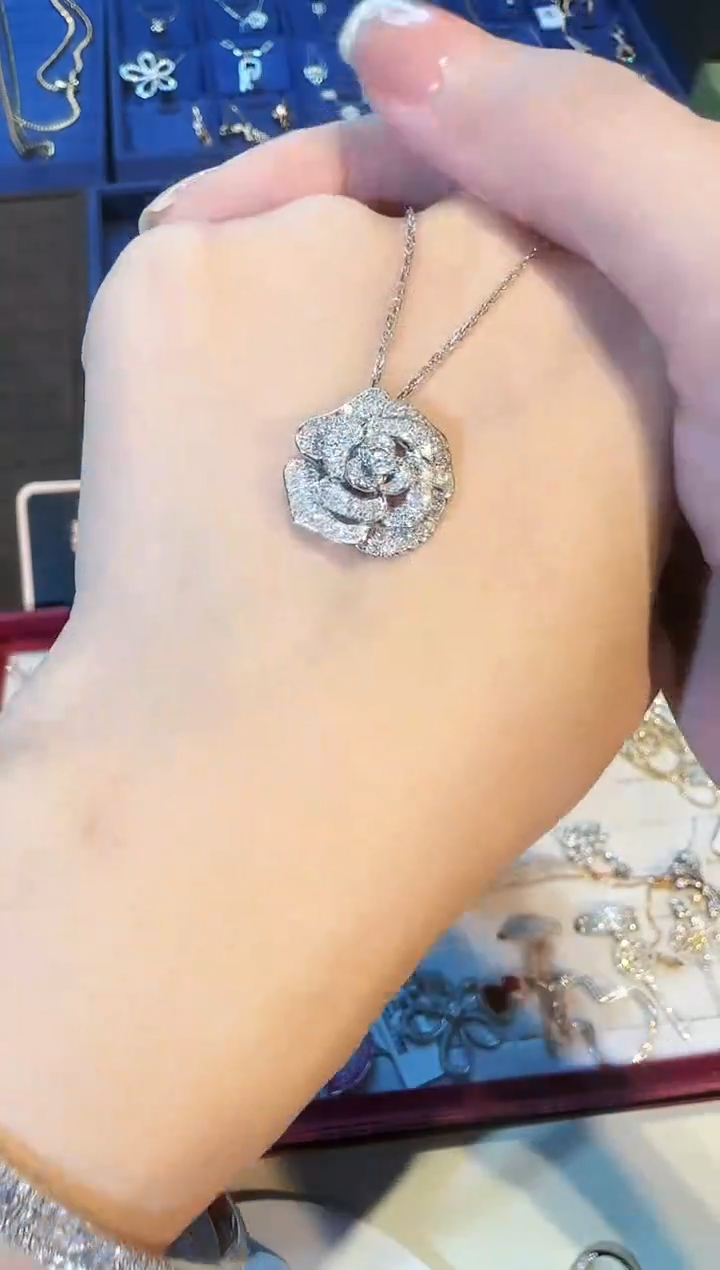 【闪购商品】钻石吊坠（不含链）18K金镶嵌1克拉山茶花