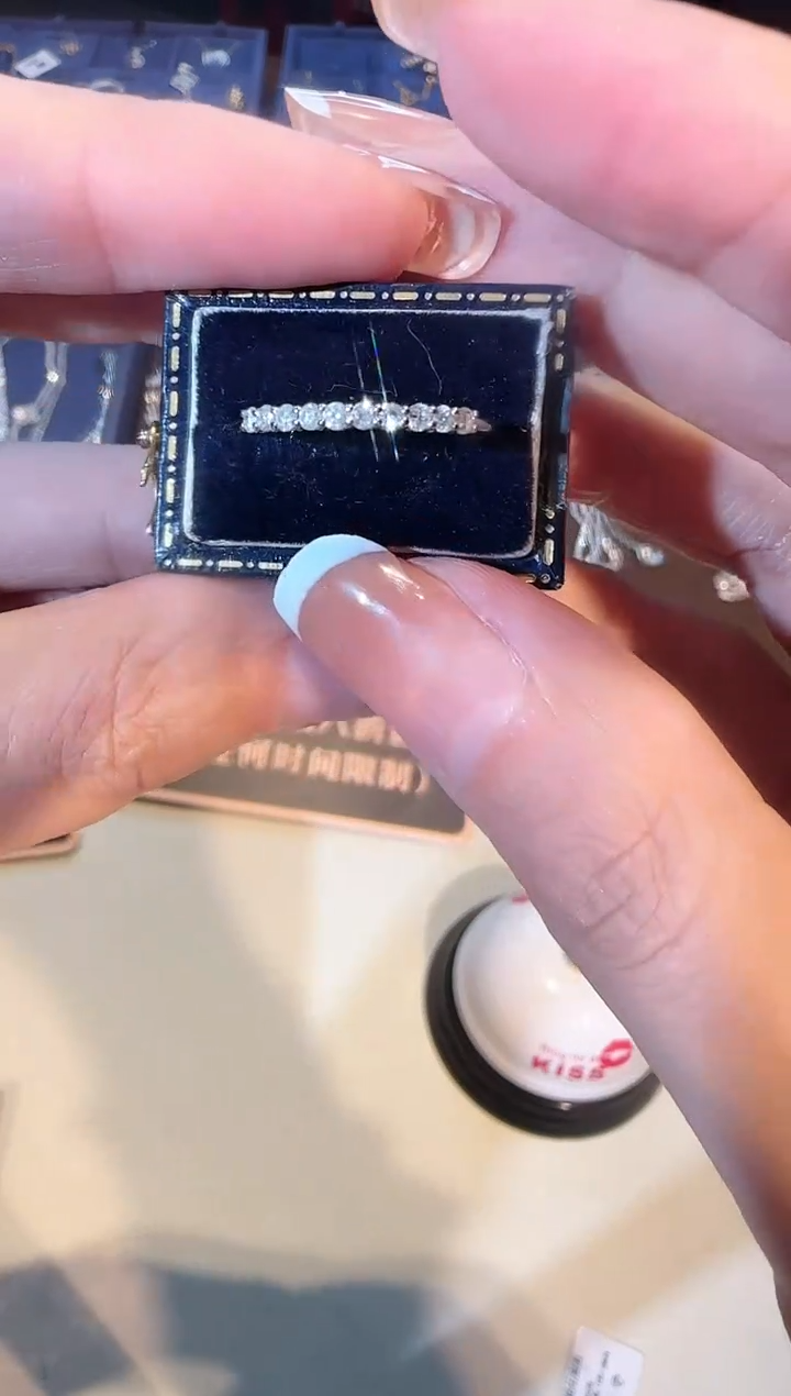 【闪购商品】钻石戒指18K金镶嵌30分排戒