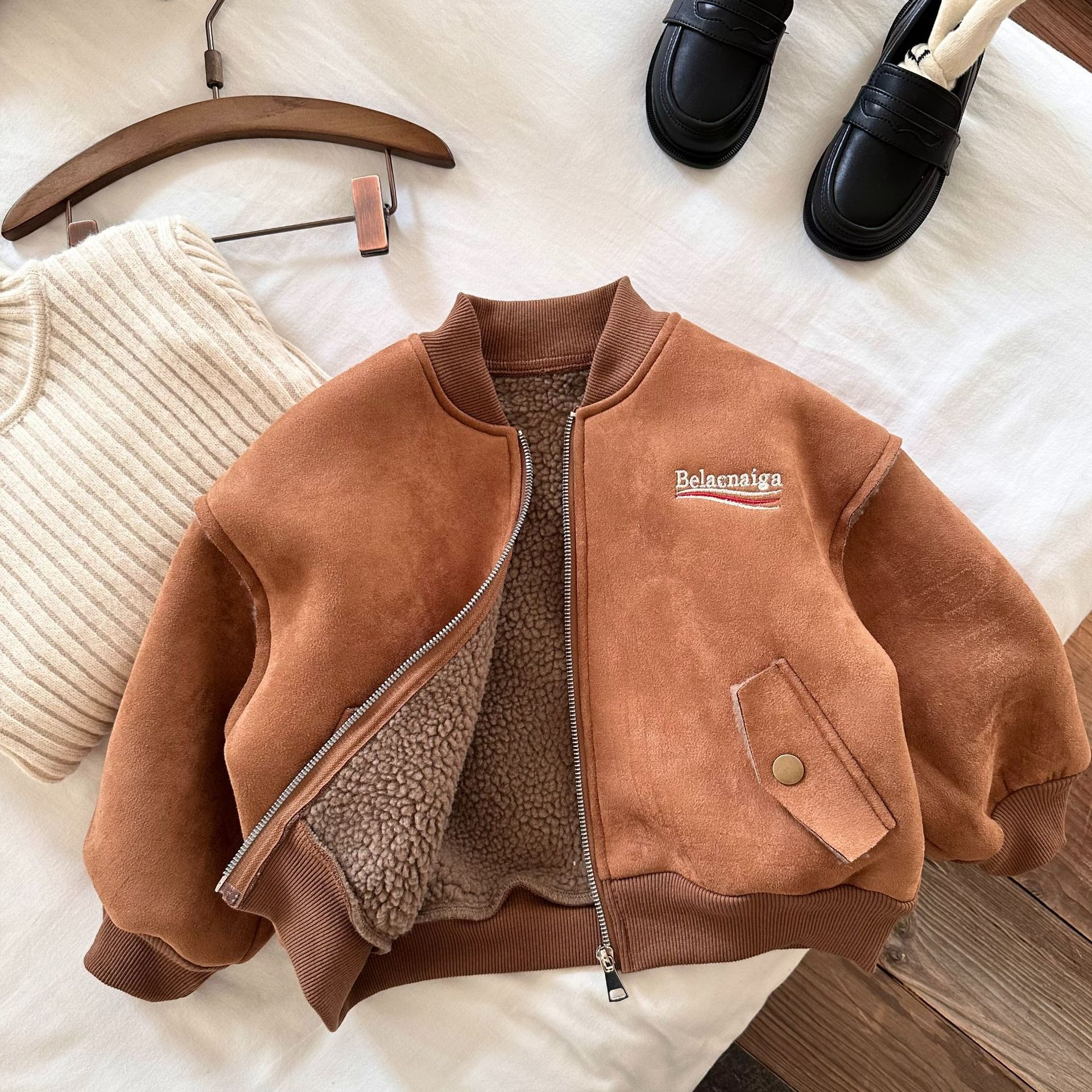 儿童洋气外套2024秋冬新品男女童加厚小童刺绣棒球服立领链衫潮