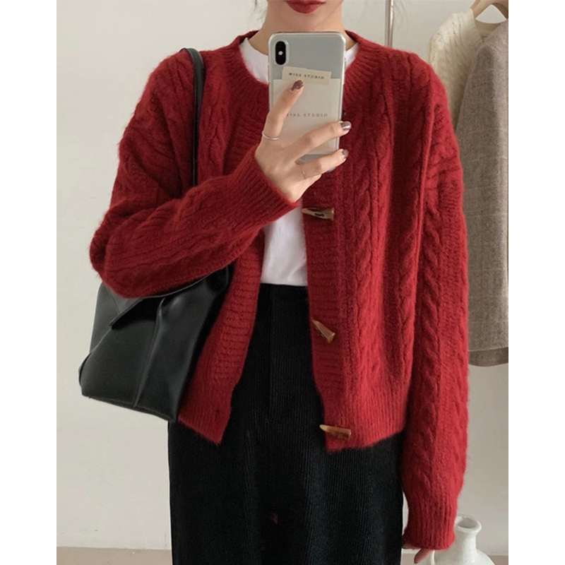 春秋日系复古麻花针织开衫女秋冬红色牛角扣毛衣外套宽松慵懒上衣