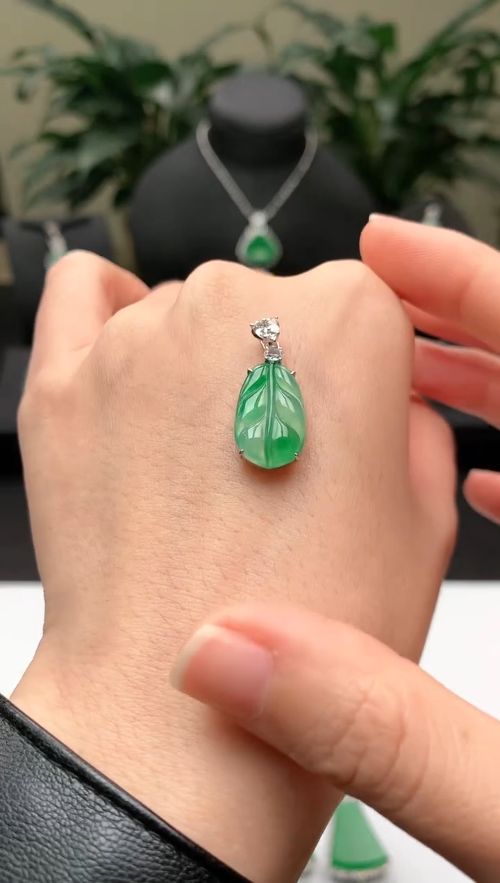 【闪购商品】翡翠颈饰18K金镶嵌飘绿叶子