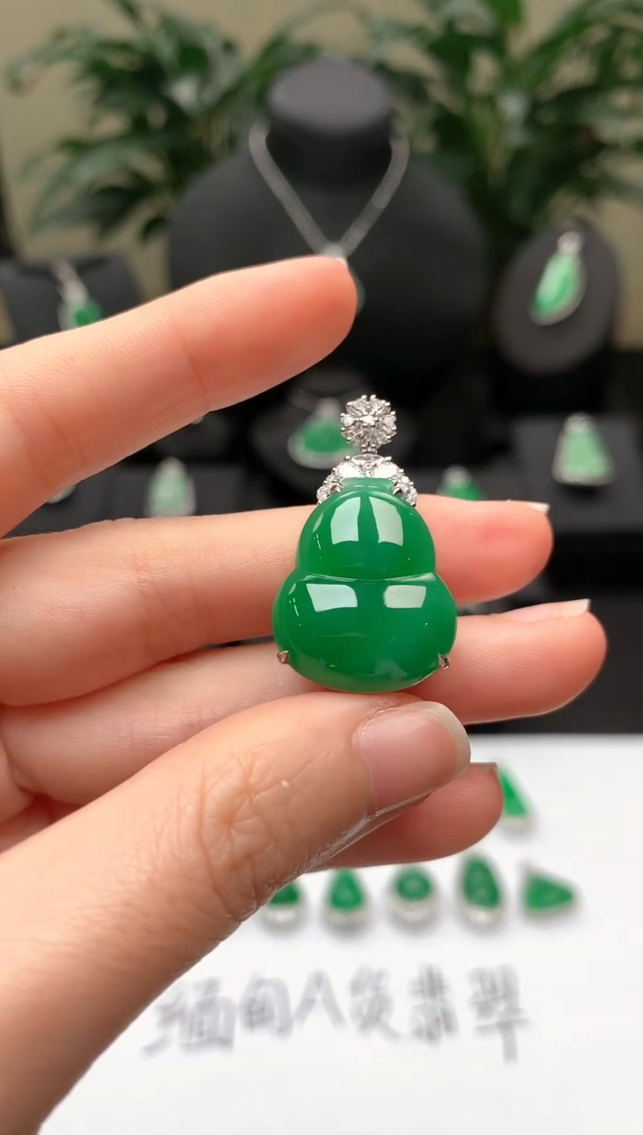 【闪购商品】翡翠颈饰18K金镶嵌绿葫芦