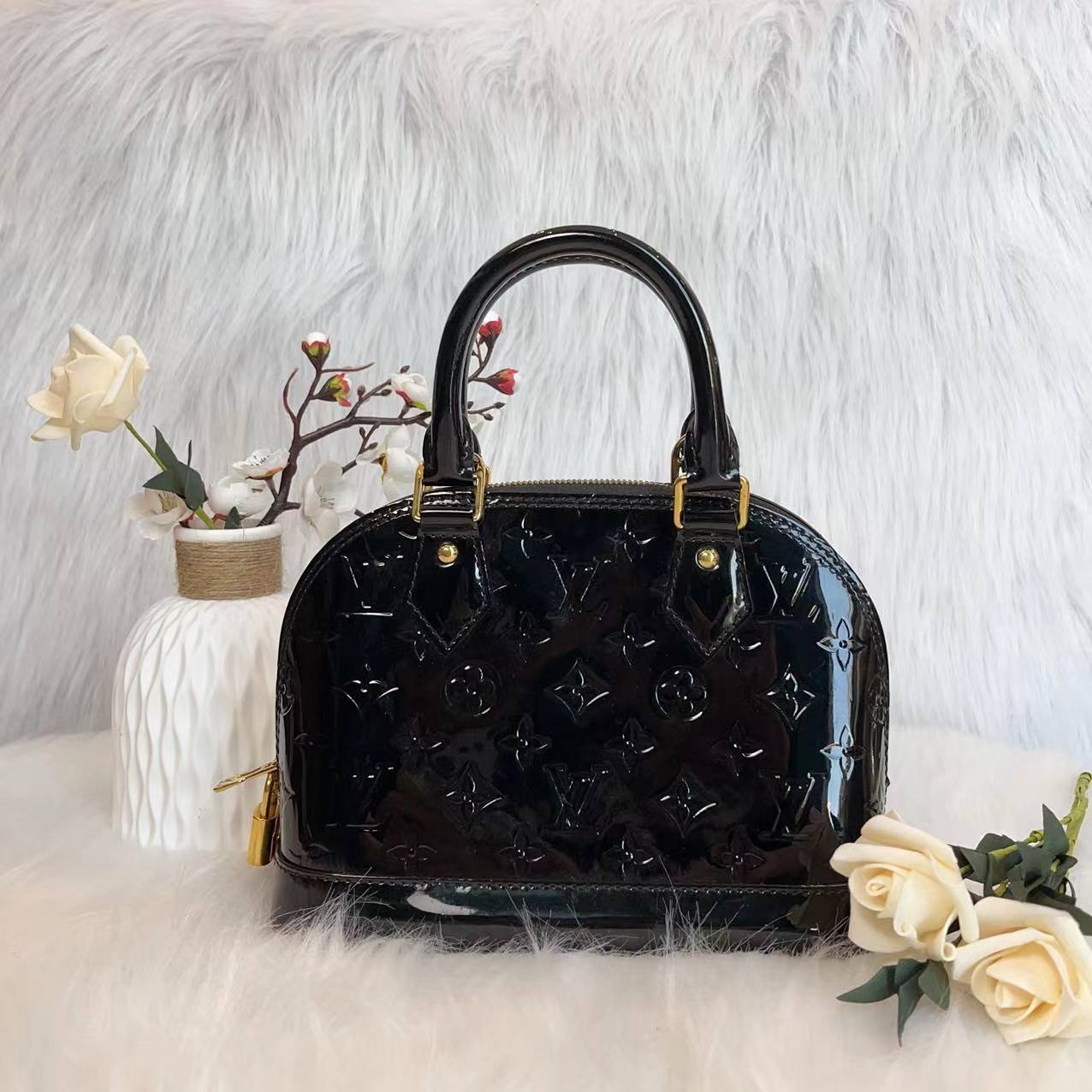 LV  黑色漆皮贝壳小号手提包    K02459