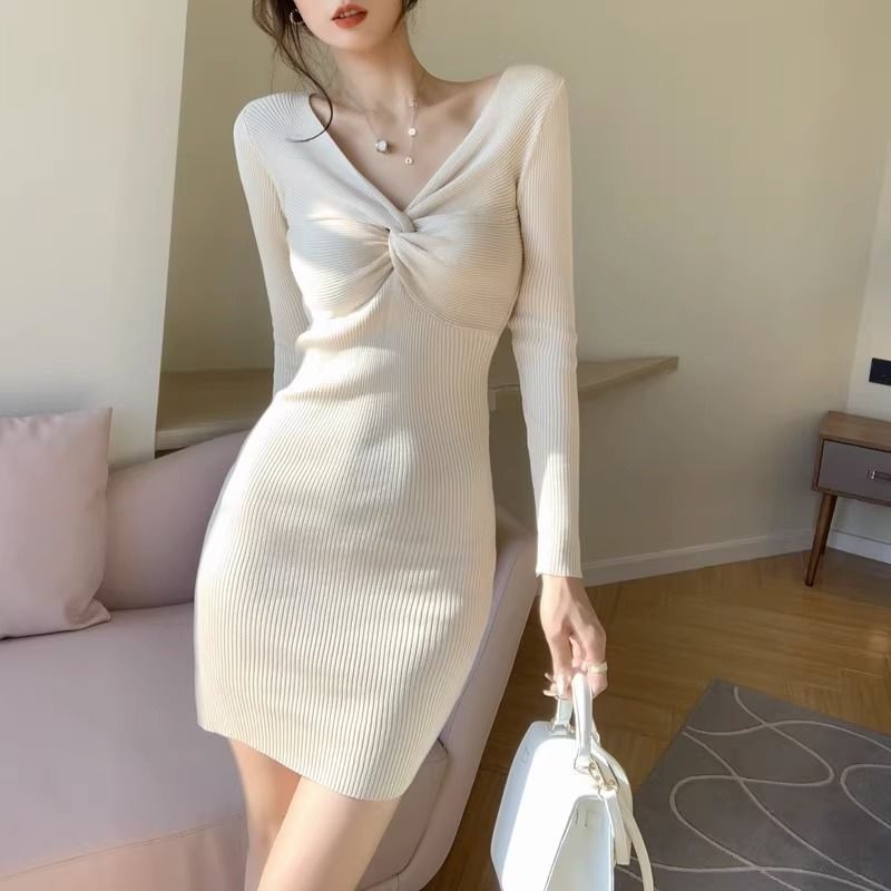 法式轻奢包臀裙紧身显瘦打底裙秋冬新款针织长袖内搭领连衣裙女